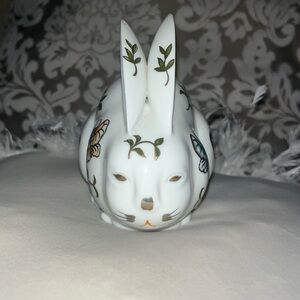 Beautiful vintagepre-owned Imari porcelain bunny. In excellent condition.
